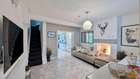 Luxury House with Parking in London